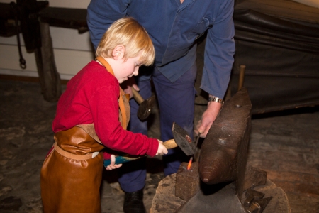 In der Bleiwäscher Schmiede kann während der Lichterführung Hand angelegt werden. Foto ©Kreismuseum Wewelsburg, Lina Loos